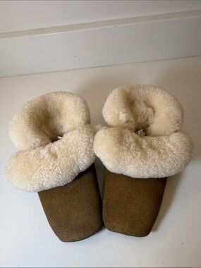 UGG Toddler Lassen Slippers in Chestnut with Cream Shearling - Size 04/05 Months